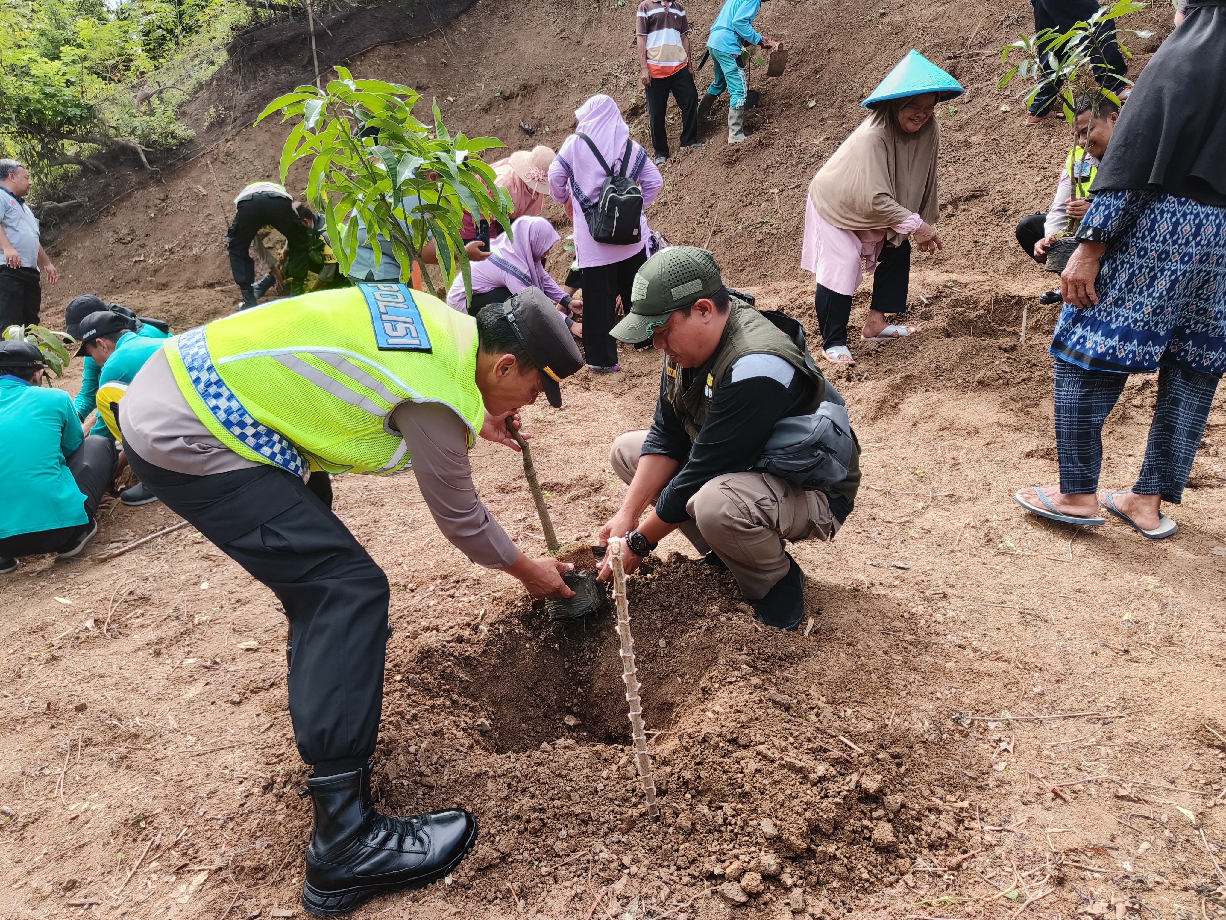 Dukung Program "Menanam Kebaikan" Polresta Cilacap, Pemdes Karangpucung dan KWT Puspita Sari Gelar Penghijauan
