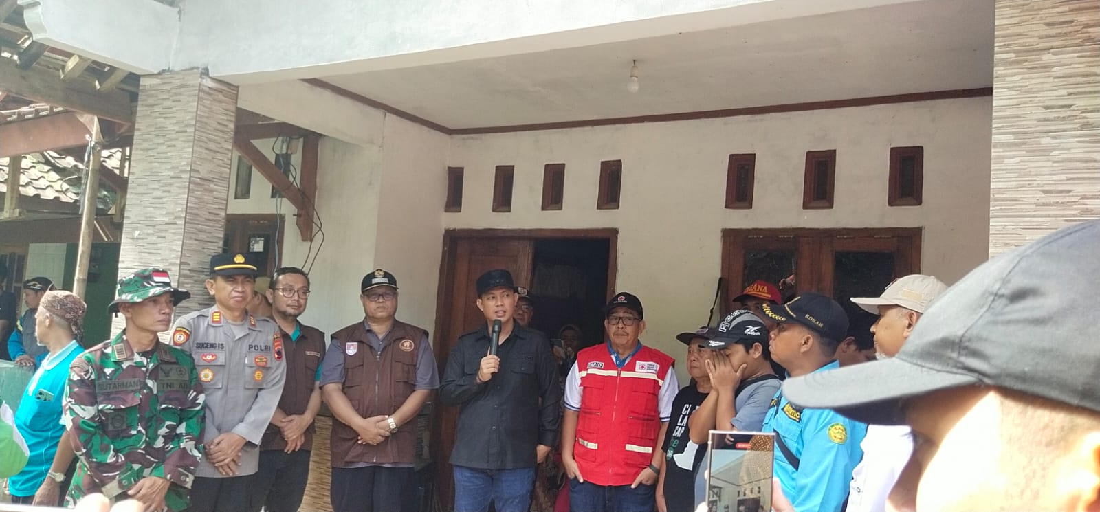 Bupati Cilacap Salurkan Bantuan bagi Korban Longsor di Desa Babakan