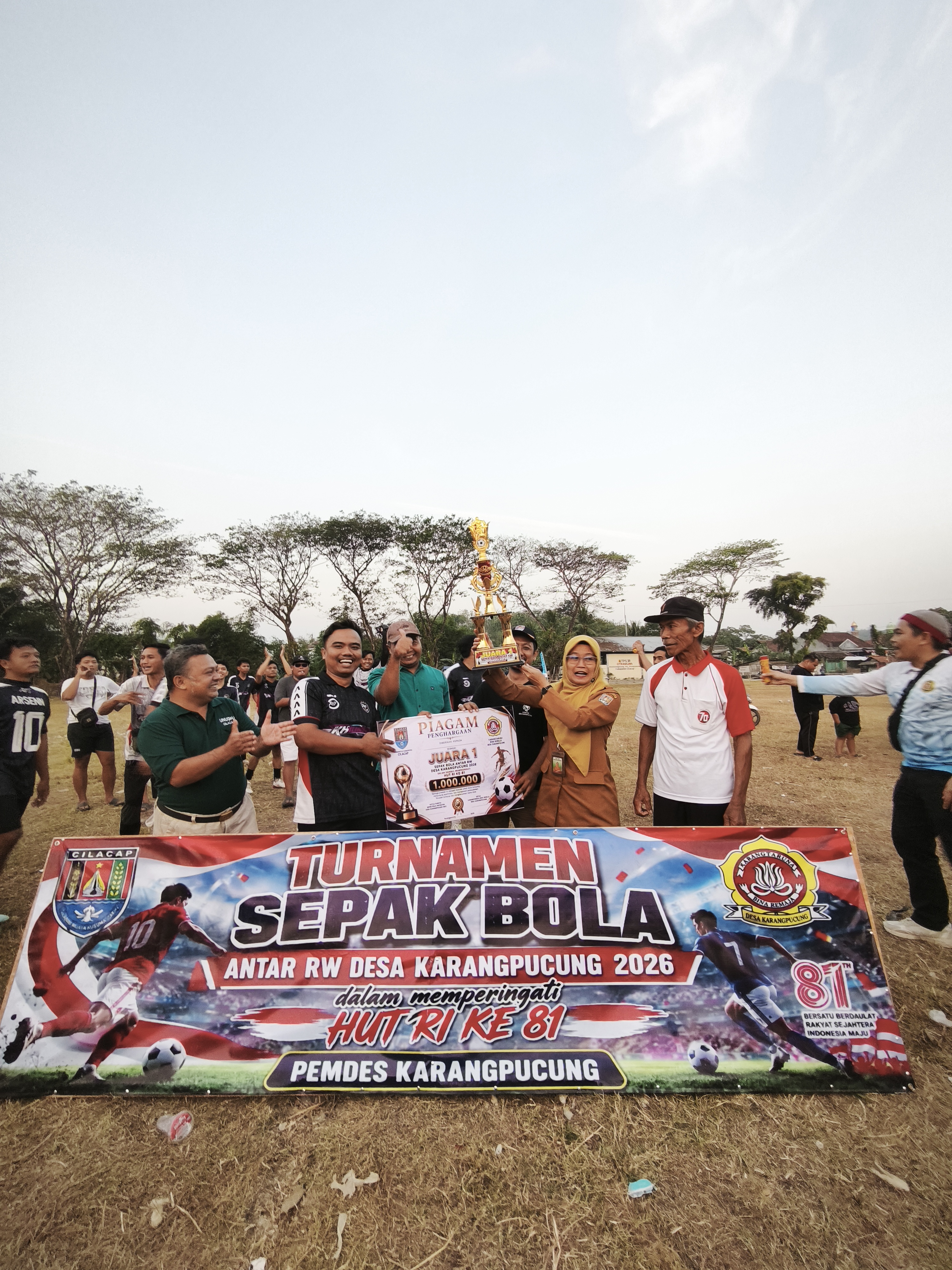 RW 5 Juara Turnamen Sepak Bola HUT Ke-81 RI Desa Karangpucung