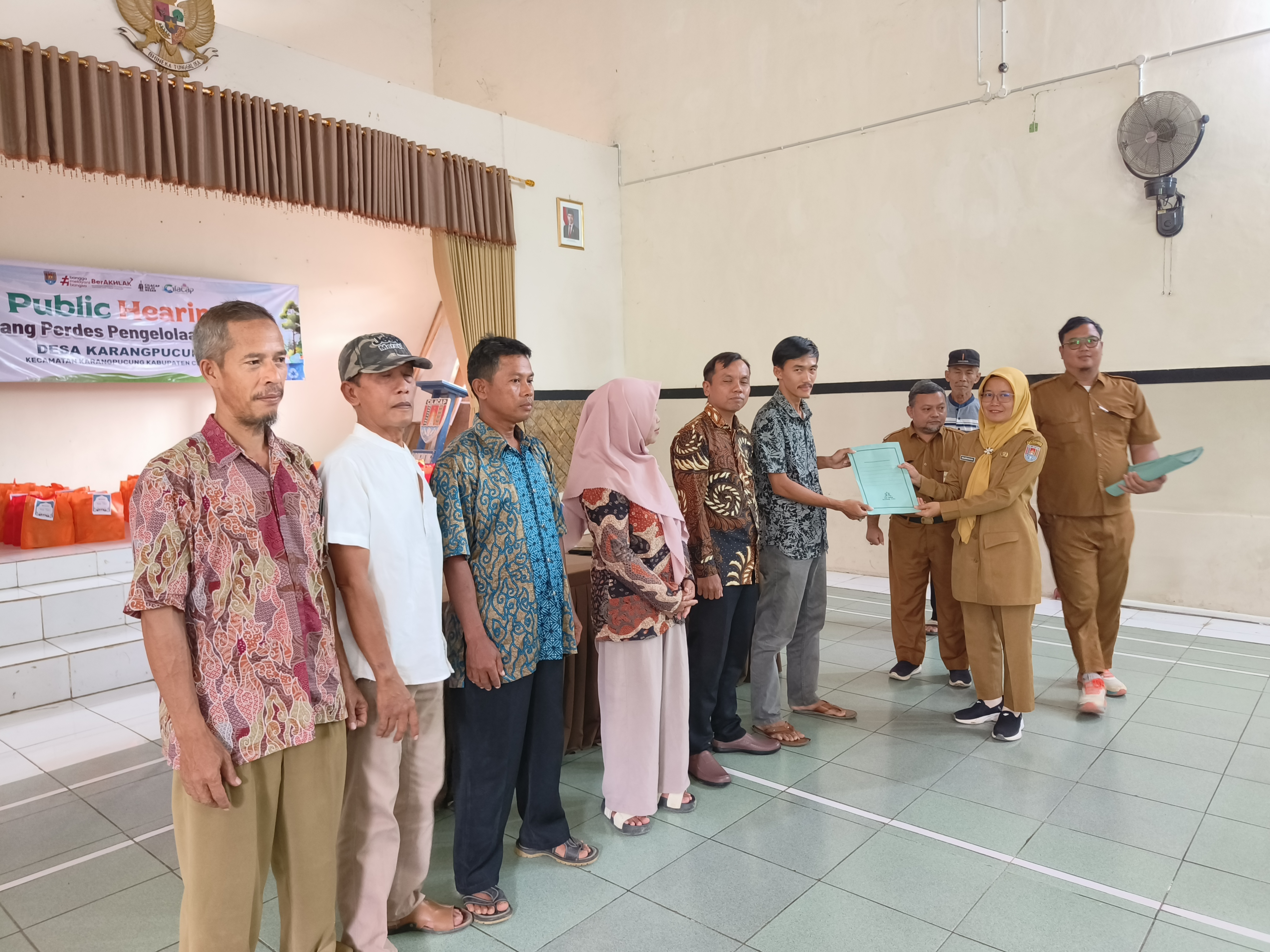 Resmi Emban Amanah, 37 RT dan RW Desa Karangpucung Terima SK Masa Bakti 2026-2031